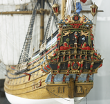 38 Schaalmodel van het VOC-schip 'Prins Willem', in tafelvitrine