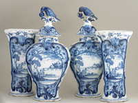 54 Vier-delig Delfts blauw gedecoreerd aardewerken kaststel (geglazuurd), bestaande uit: twee dekselpotten met deksels ...