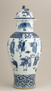 77 Blauwe Chinese porseleinen ballustervormige dekselvaas, met een decor van varieté artiesten met handels- en ambachtslieden