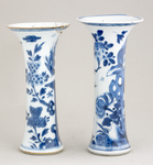 80 Twee blauw porseleinen trompetvormige vaasjes, met decor van bloemen en rotsen