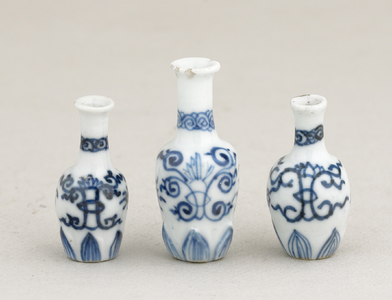 83 Drie blauwe porseleinen miniatuurvaasjes met floraal decor