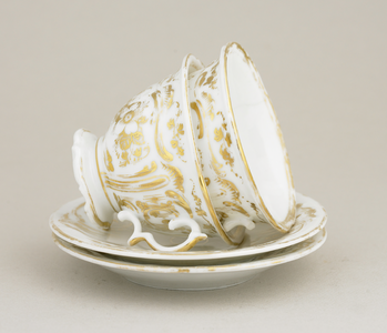 85 Biedermeier (neo-rococo) floraal goud gedecoreerd koffieservies, bestaande uit: 1 koffiepot, 1 suikerkan met deksel, ...