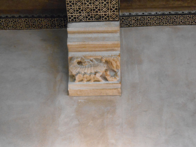 98 Tien gebeeldhouwde stenen consoles, voorstellende de tekens van de dierenriem, in de raadszaal van het stadhuis