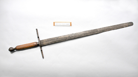 32 Smeedijzeren 'klopvechters' zwaard, met houten gevest