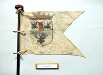 35 Geuzenvendeltje met het wapen van Arnemuiden, aan houten stok