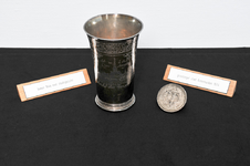 45 Zilveren rond lakzegelstempel van Arnemuiden met tekst 'Causarvm Civitatis Arnemvda Siggilvm 1574', met ...
