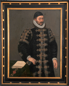 5 Portret van Prins Willem I, in zwarte kleding met goud/zilver borduursel, staande naast links een tafel waarop ...