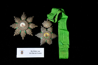 53 Medaille de Orde van de Zon en Leeuw. De hiernaast getoonde versiersels zijn het halsversiersel en de borstster van ...