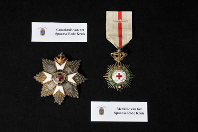 56 Medaille Grootkruis van het Spaanse Rode Kruis. Het hier getoonde borstkruis is van het Grootkruis van het Spaanse ...