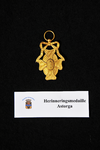 57 Medaille herinnering Slag Astorga. Deze medaille heeft oorspronkelijk een in tweeën gedeeld lint, de linker zijde is ...
