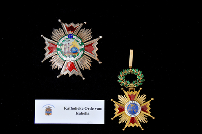 59 Medaille Katholieke Orde van Isabella. De Spaanse katholieke orde van Isabella bestaat uit een oranje met wit lint ...