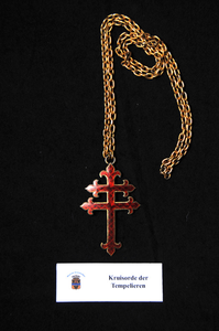 60 Kruis van de Orde van de Tempeliers. Merkwaardig bij dit kruis zijn de lelies aan de einden van het kruis. Over het ...