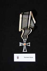 62 Marianerkreuz. Het Marianer Kruis der Duitse Ridderorden is in gebruik geweest van 1871-1918. Het betreft een wit ...