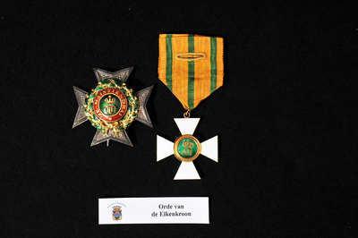 67 Medaille Orde van de Eikenkroon. Het Grootkruis heeft een versiersel der orde aan een sjerp. Rechts een borstster ...