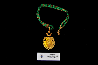 73 Medaille Royal Academy. Het betreft hier een Spaanse orde die is ingesteld in 1870. Deze medaille is van verguld ...