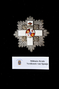 74 Medaille Ster met Kasteel. Dit is het borstkruis van de Militaire Orde van Verdienste van Spanje