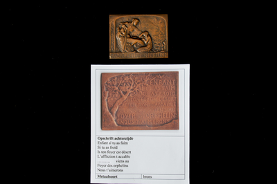 79 Penning Foyer des Orphelins. Rechthoekige bronzen penning, met op de voorkant een voorstelling van een moederfiguur ...