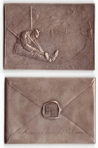 88 Penning Envelop. Rechthoekige bronzen penning, de voorkant voorstellende een Duitse soldaat, gezeten op een weg, een ...
