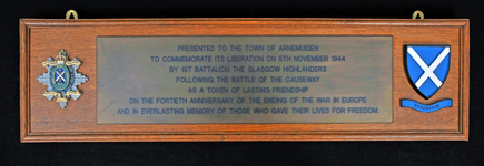 99 Houten plaquettes met de regimentele wapens van diverse bevrijders van Walcheren, o.a. The Black Watch of Canada. ...