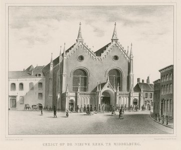 12 Gezicht op de voorgevel van de Nieuwe Kerk aan de Groenmarkt te Middelburg, bij het uitgaan van de kerk