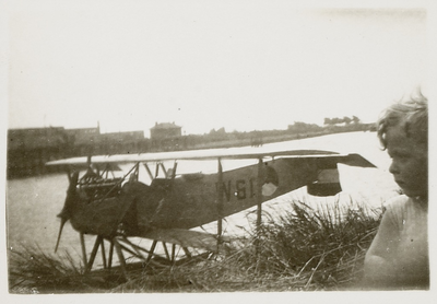 1014 Een watervliegtuig op het Kanaal door Walcheren bij Veere