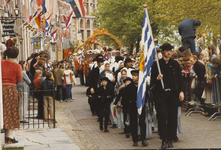 1261 Een groep personen in klederdracht in de optocht tijdens de viering van Koninginnedag te Veere