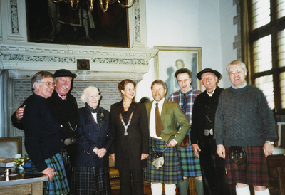 1265 Bezoek van een delegatie van de Schotse Nationale Partij aan Veere. Met ambtsketen burgemeester A.C. de Bruijn van Veere