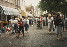 1301 Bezoekers van de Veersedag op de braderie op de Markt te Veere