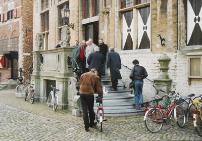 1321 Deelnemers aan de presentatie van het Fietspadenplan betreden het Stadhuis te Veere