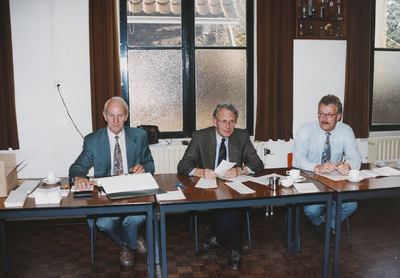 1353 Leden van het stembureau te Vrouwenpolder tijdens de verkiezingen van de gemeenteraad van de nieuw te vormen ...