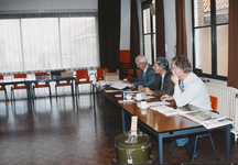 1354 Leden van het stembureau te Vrouwenpolder tijdens de verkiezingen van de gemeenteraad van de nieuw te vormen ...