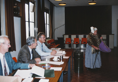 1355 Een vrouw in klederdracht bezoekt het stembureau te Vrouwenpolder tijdens de verkiezingen van de gemeenteraad van ...