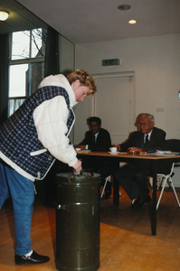 1357 Een vrouw deponeert haar stembiljet in de stembus tijdens de verkiezingen van de gemeenteraad van de nieuw te ...