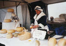 1412 Mevrouw Breel, boerin op Hof Botjeszee te Zanddijk, in haar kraam op de historische markt te Veere
