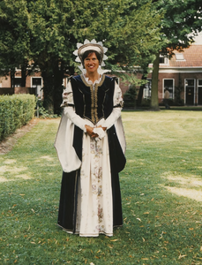 1429 G.W. van Montfrans-Hartman, burgemeester van Veere (1982-1989), in Oud-Hollandse klederdracht