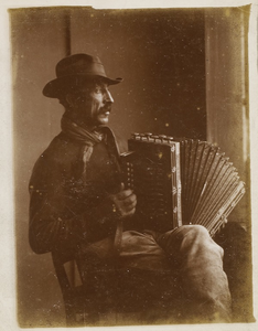 1460 Gerrit Johannes Schippers (1858-1931), veerman te Veere met accordeon