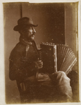 1460 Gerrit Johannes Schippers (1858-1931), veerman te Veere met accordeon