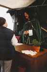 1483 Dhr. Mosmans in oud-hollandse dracht in een marktkraam te Veere