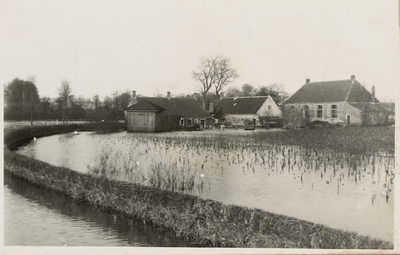 1559 Ondergelopen land bij een boerderij te Oostkapelle tijdens de inundatie van Walcheren