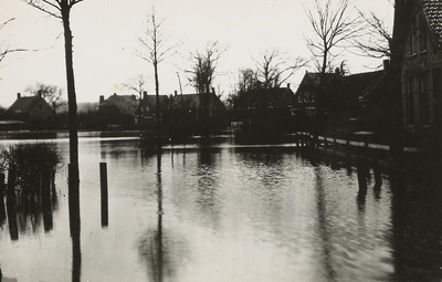 1563 Een ondergelopen straat in Oostkapelle tijdens de inundatie van Walcheren