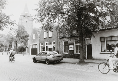 1580 De Torenstraat te Serooskerke (W) met zicht op de toren van de Nederlandse Hervormde kerk