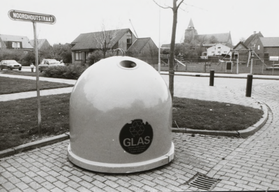1605 Glascontainer in de Noordhoutstraat te Serooskerke (W)