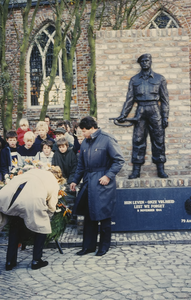 1613 Kranslegging tijdens de onthulling van het oorlogsmonument te Serooskerke (W)