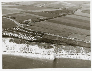 1716 Gezicht op het strand en een camping bij Zoutelande vanuit de lucht