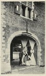 1775 Veere, Oude poort. Een jongen en twee meisjes in Walcherse dracht in de buitenpoort van de Campveerse toren te Veere
