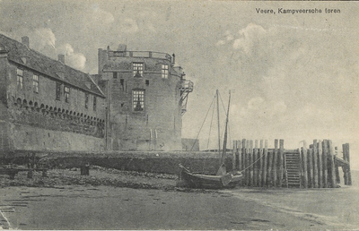 1777 Veere, Kampveersche toren. Gezicht op de Campveerse toren te Veere met een aan de steiger afgemeerd zeilschip, bij ...