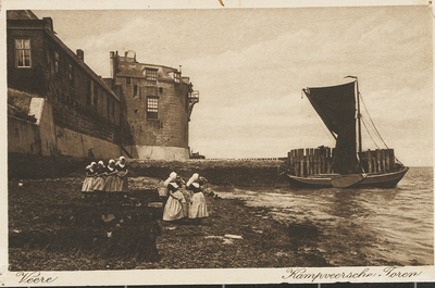 1789 Veere Kampveerschen Toren. Een aantal meisjes in Walcherse dracht staan, bij laag water, aan de zeekant bij de ...