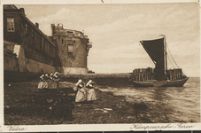 1789 Veere Kampveerschen Toren. Een aantal meisjes in Walcherse dracht staan, bij laag water, aan de zeekant bij de ...