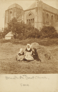 1805 Twee meisjes en een jongen in Walcherse dracht zitten in een hooiweide tegenover de Grote kerk te Veere. Links ...
