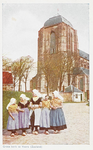 1815 Grote Kerk te Veere (Zeeland). Poserende meisjes in Walcherse dracht met op de achtergrond de Grote kerk te Veere